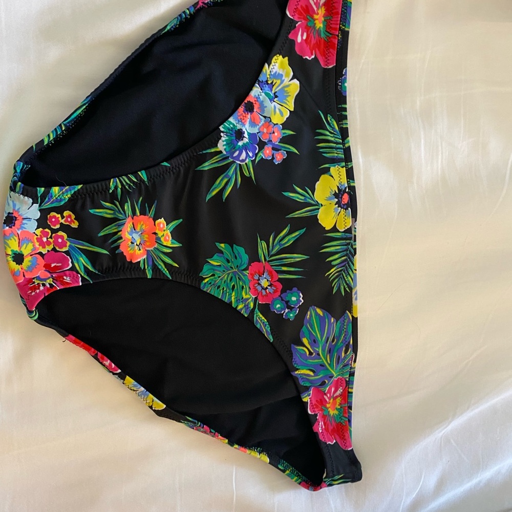 Xxl old navy swim bottoms.